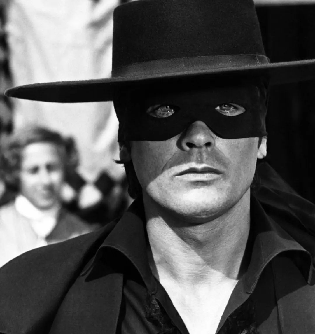 阿兰·德龙|阿兰德龙被传决定安乐死后首现身，满头白发显苍老，讲话有些迟钝