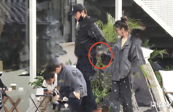 董璇|董璇带女儿看陈思诚新作并大赞,小酒窝五官俏丽,笑起来超像妈妈