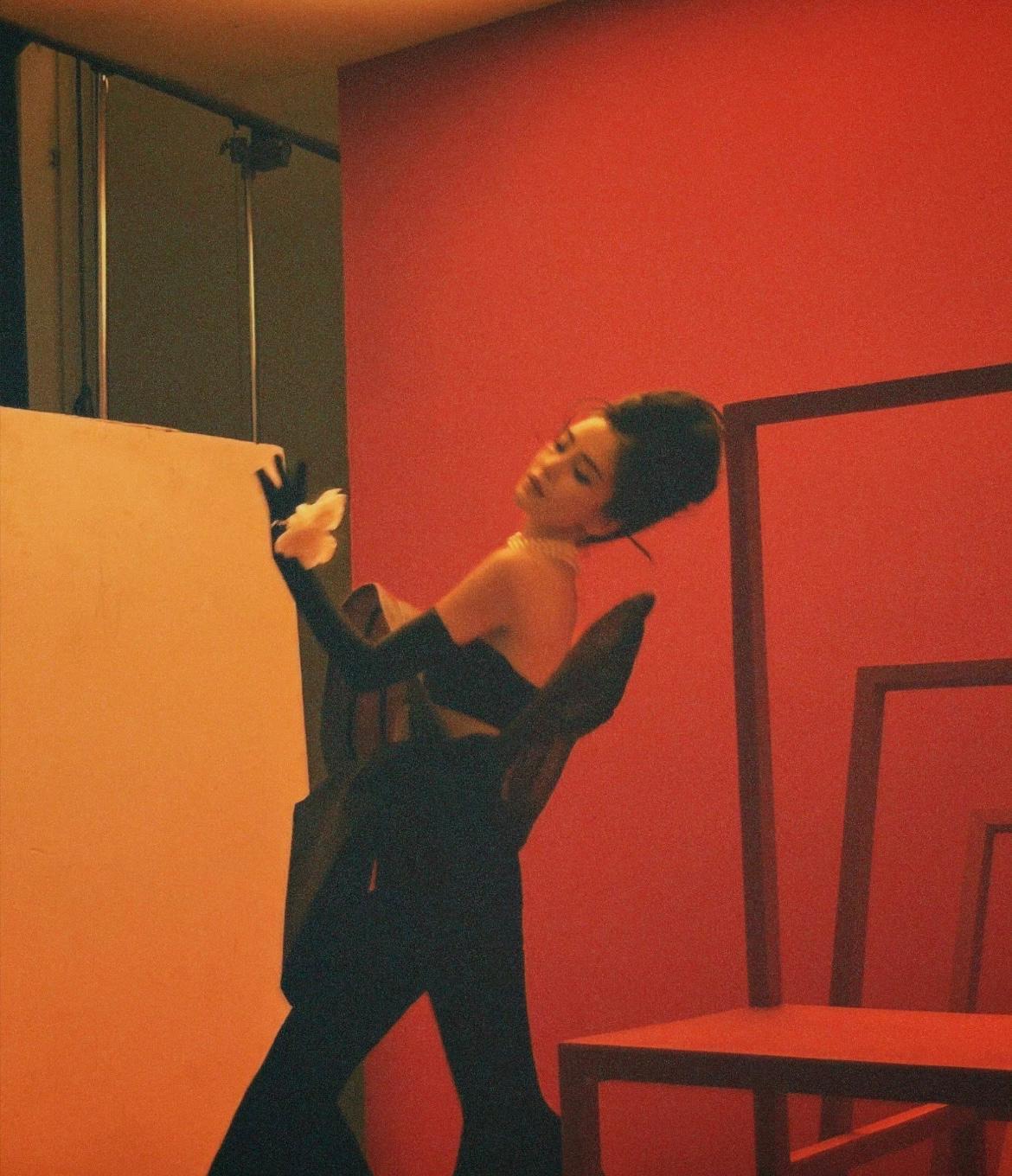 Angelababy|杨颖嘉人十一月刊封面照,拍得模糊不清,可是这张脸,是真美