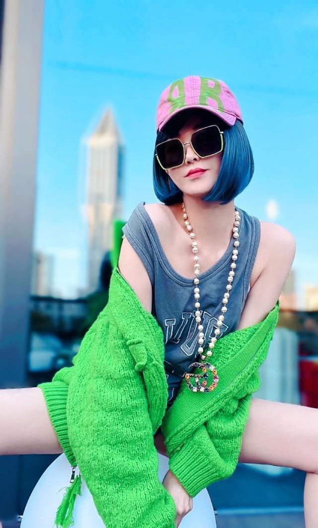 穿衣搭配 38岁李彩桦穿吊带秀性感，大胆露雪白香肩，岔开腿拍照不惧走光