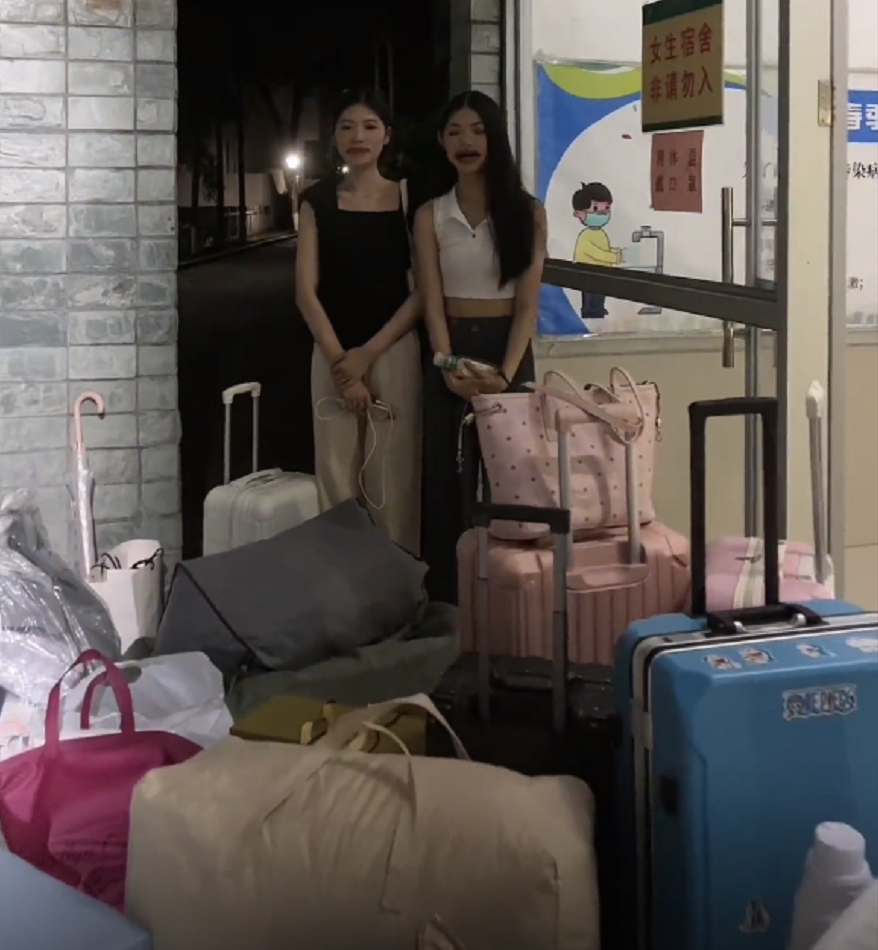 大学|“刚毕业就后悔了”,2名女生尴尬地站在校门外,身边行李是亮点