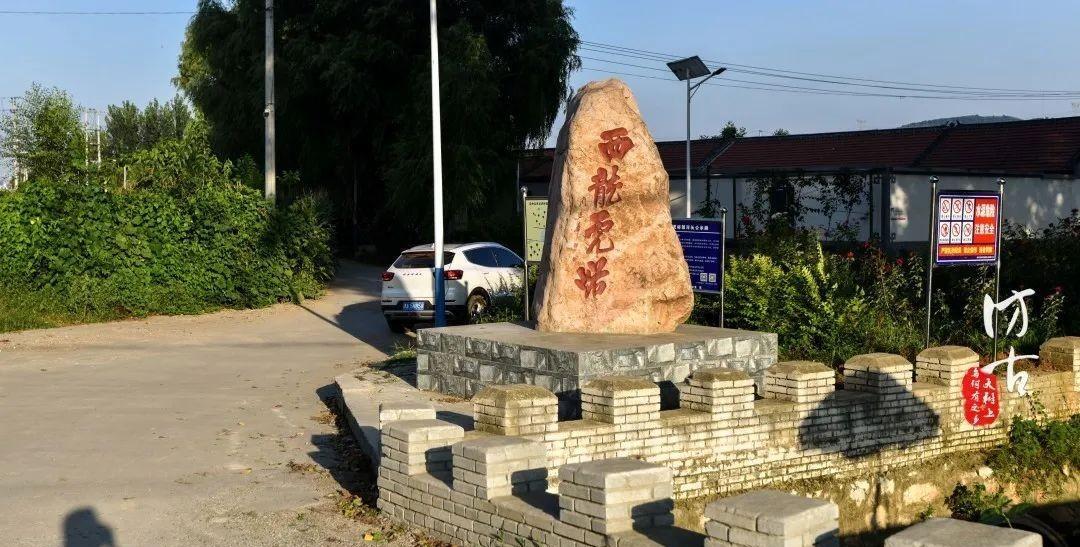 蓟州西龙虎峪石柱,村民挖了4米不见底,难道是镇压着怪兽?