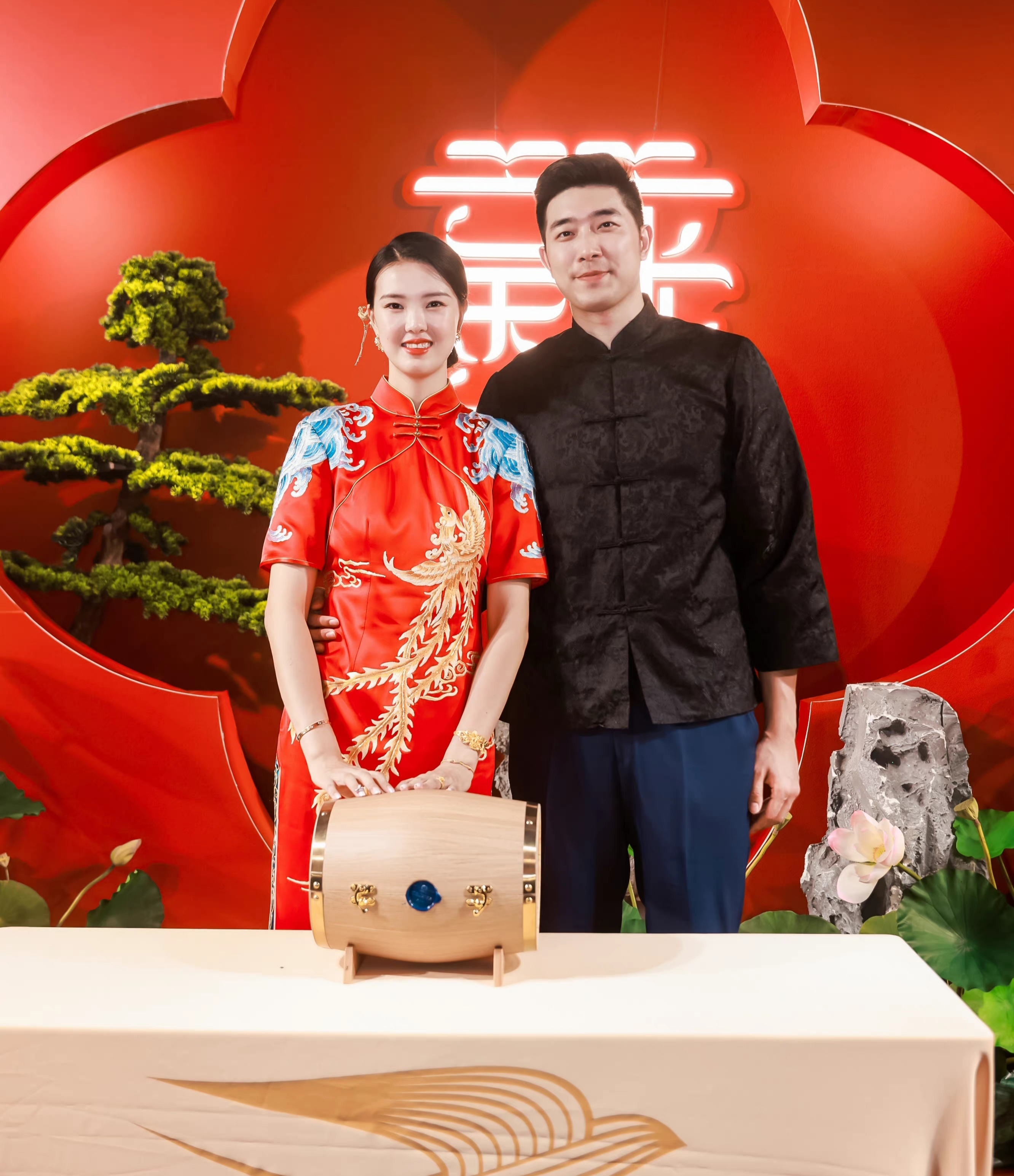 腮红 张常宁婚后“开工”，拍广告美甲抢眼，身材消瘦膝盖伤疤明显