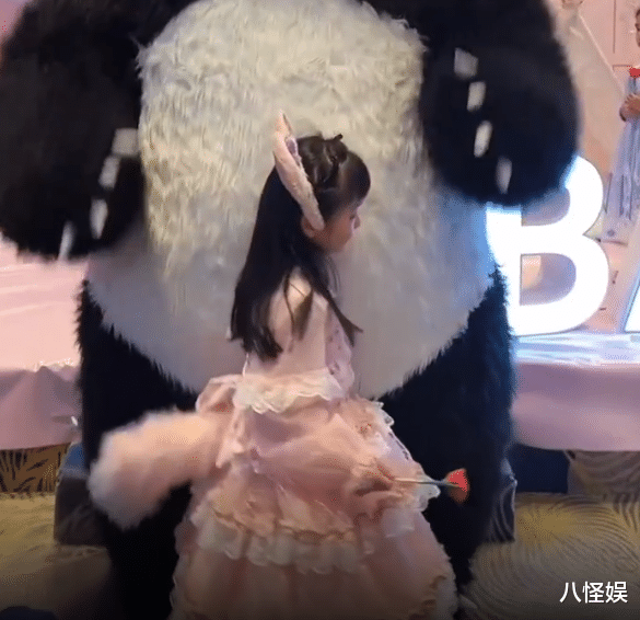 张萌|张萌为女儿庆5岁生日，老公吕超罕露面，一家三口手牵手好幸福