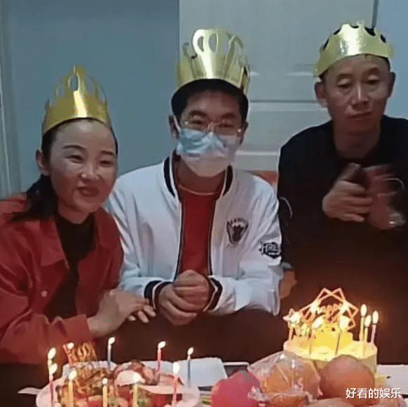 赵本山|孙卓买家二姐开直播,全程不说话眼圈泛红,一脸悲伤地盯着屏幕