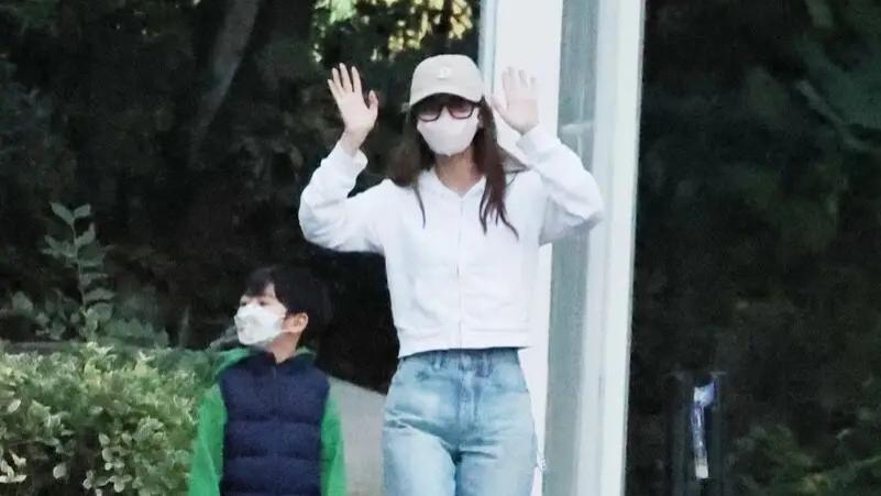 Angelababy|Angelababy带儿子上班被拍，穿卫衣同儿子对镜头跳舞，儿子戴口罩像黄晓明