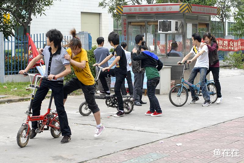 裁员|为啥老师总劝我去“技校”？初中生“灵魂之问”，让家长眉头紧锁