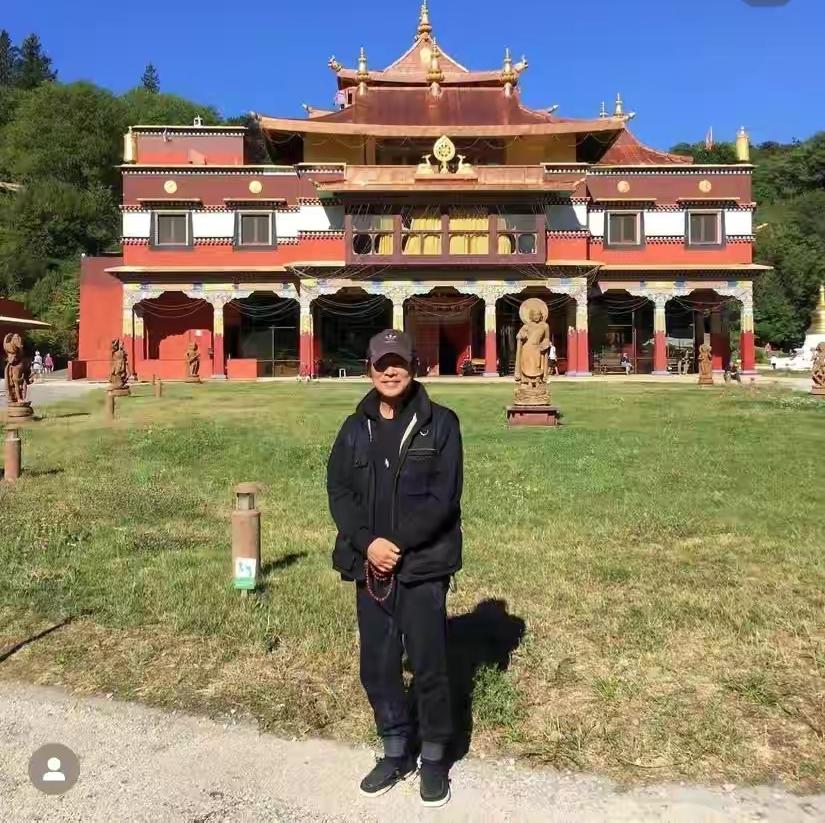 ?李连杰久居国外近照回春！衣服紧绷挺大肚腩，紧搂杨紫琼感情好！