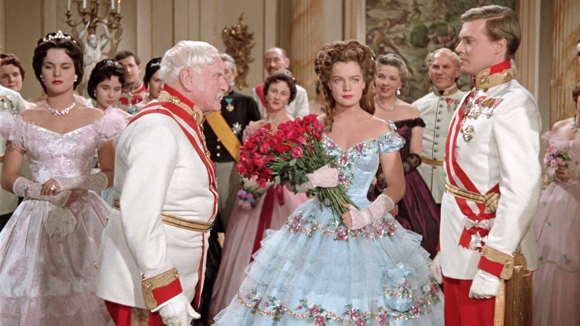 茜茜公主|新版《茜茜公主》中最惊艳的10条裙子：低调的奢华，不比老版的差 。