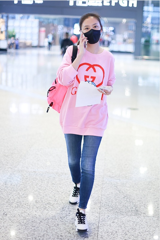 应采儿|应采儿也奔4了，可还学年轻人穿亮色，意外的时尚又减龄，显年轻