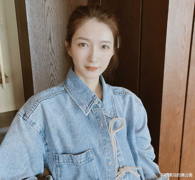 整形美容 江疏影晒自拍美照，一身牛仔服尽显36岁好品味，高马尾干净又清爽