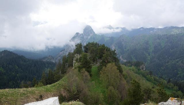 高加索|两部分山脉组成,海拔最高5642米,高加索山脉为何易守难攻?