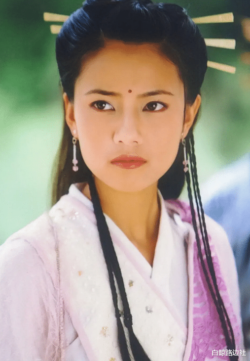 高圆圆|高圆圆获女儿探班！3岁Rhea卷发披肩个头高，母女扭来扭去好有爱