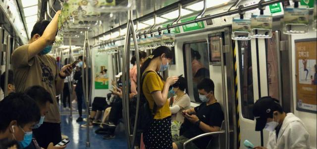 东北一串店规矩多引热议,禁玩手机每人低消10串