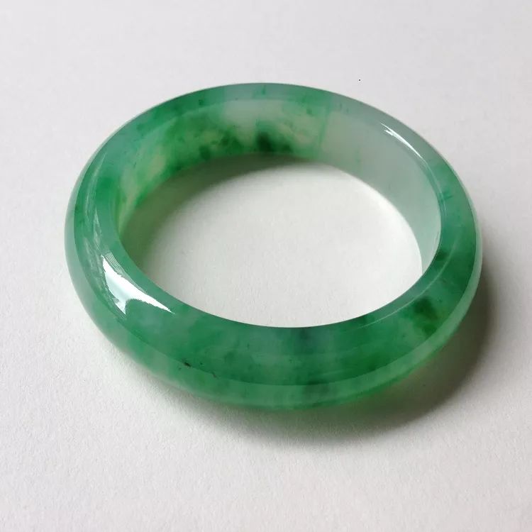 翡翠|皮壳见藓的翡翠原石,铁子花42000拿下,意外掏出两只冰阳绿手镯!