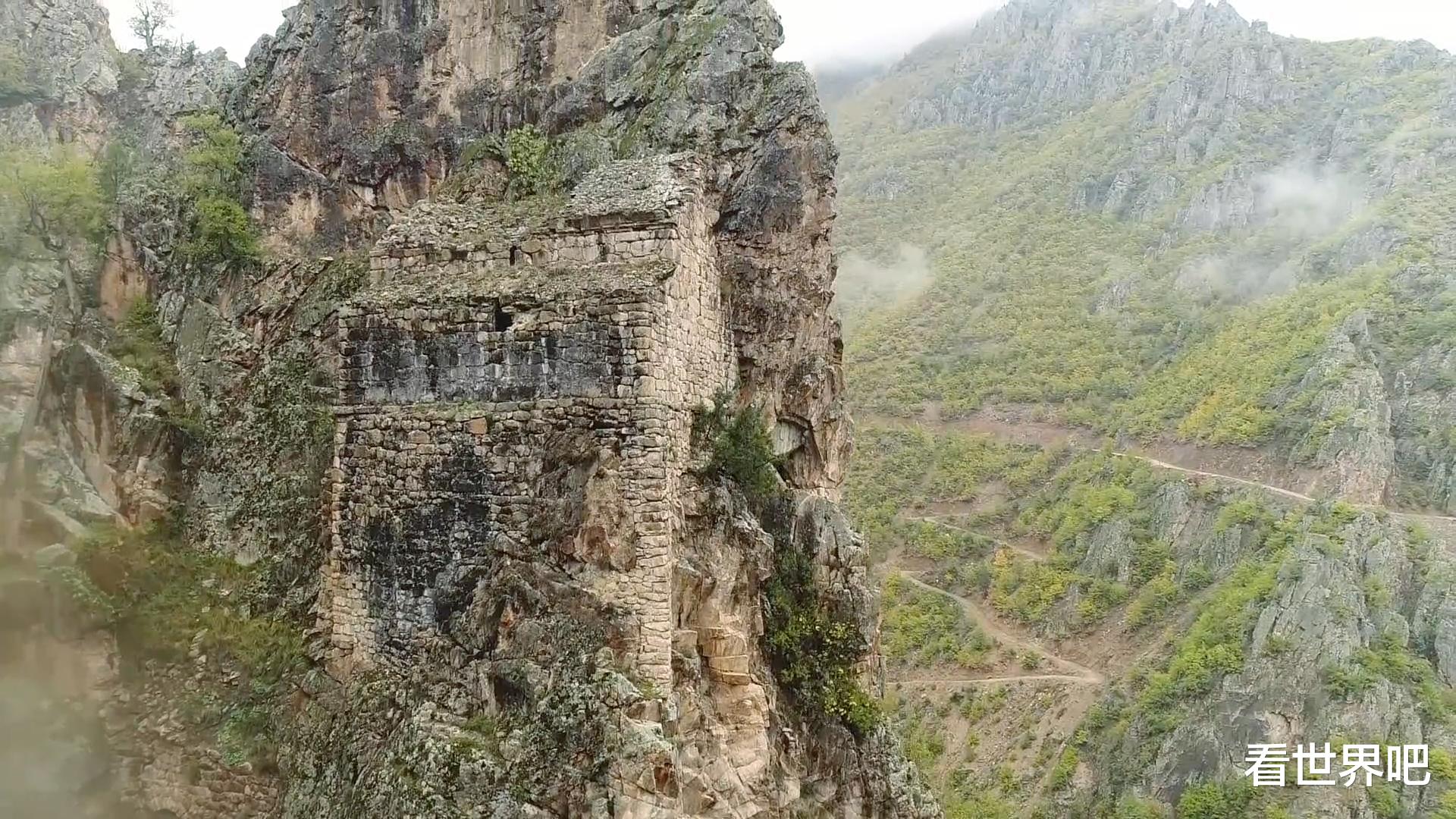 小伙在悬崖发现一间神秘石屋,冒险爬进去一看,结果脸色都变了