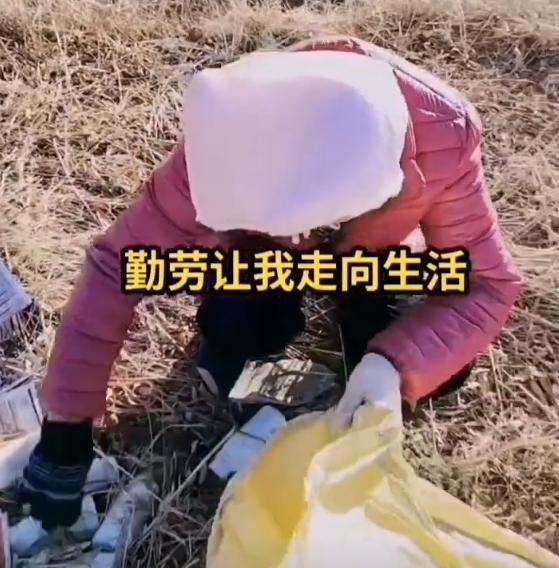 85岁马玉琴穿破旧棉衣，被李玉成带去捡废品，网友：天生乞丐样