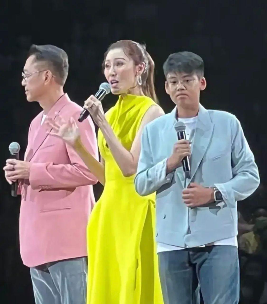 李嘉欣|李嘉欣儿子长相好显老，穿西装搭配牛仔裤，比老妈看上去还成熟