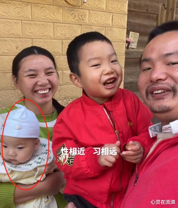 吕中|牛爱芳晒一家四口合照，小儿子眼神呆滞不会看镜头，对声音没反应