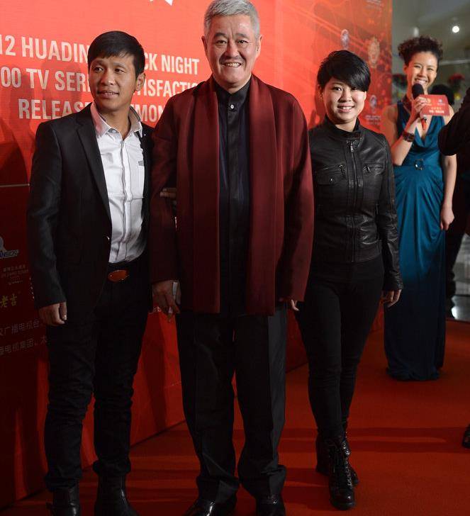 宋小宝|宋小宝晒42岁庆生照,吹蜡烛动作喜感,被粉丝玩梗调侃皮肤黑