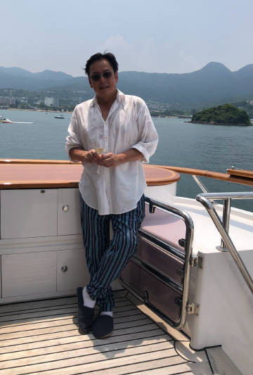 谭咏麟|谭咏麟晒生活近照,72岁出海累得靠在扶手边,穿衬衫身形臃肿真老