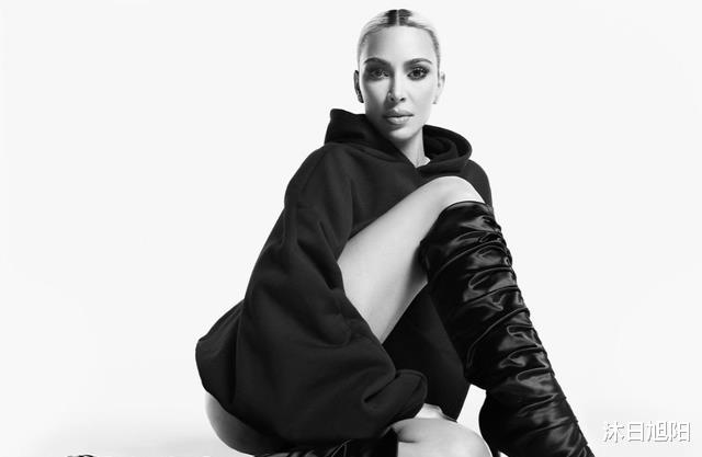 金·卡戴珊|金卡戴珊罕见穿豹纹紧身裤,走路带风!一排男人围观,气场十足