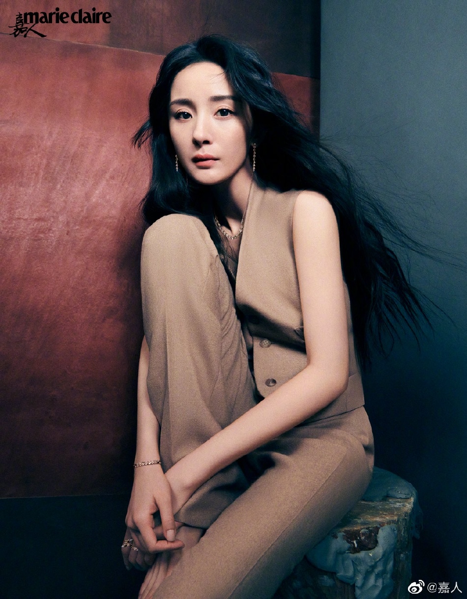 杨幂|杨幂最新大片曝光 穿搭前卫气场全开