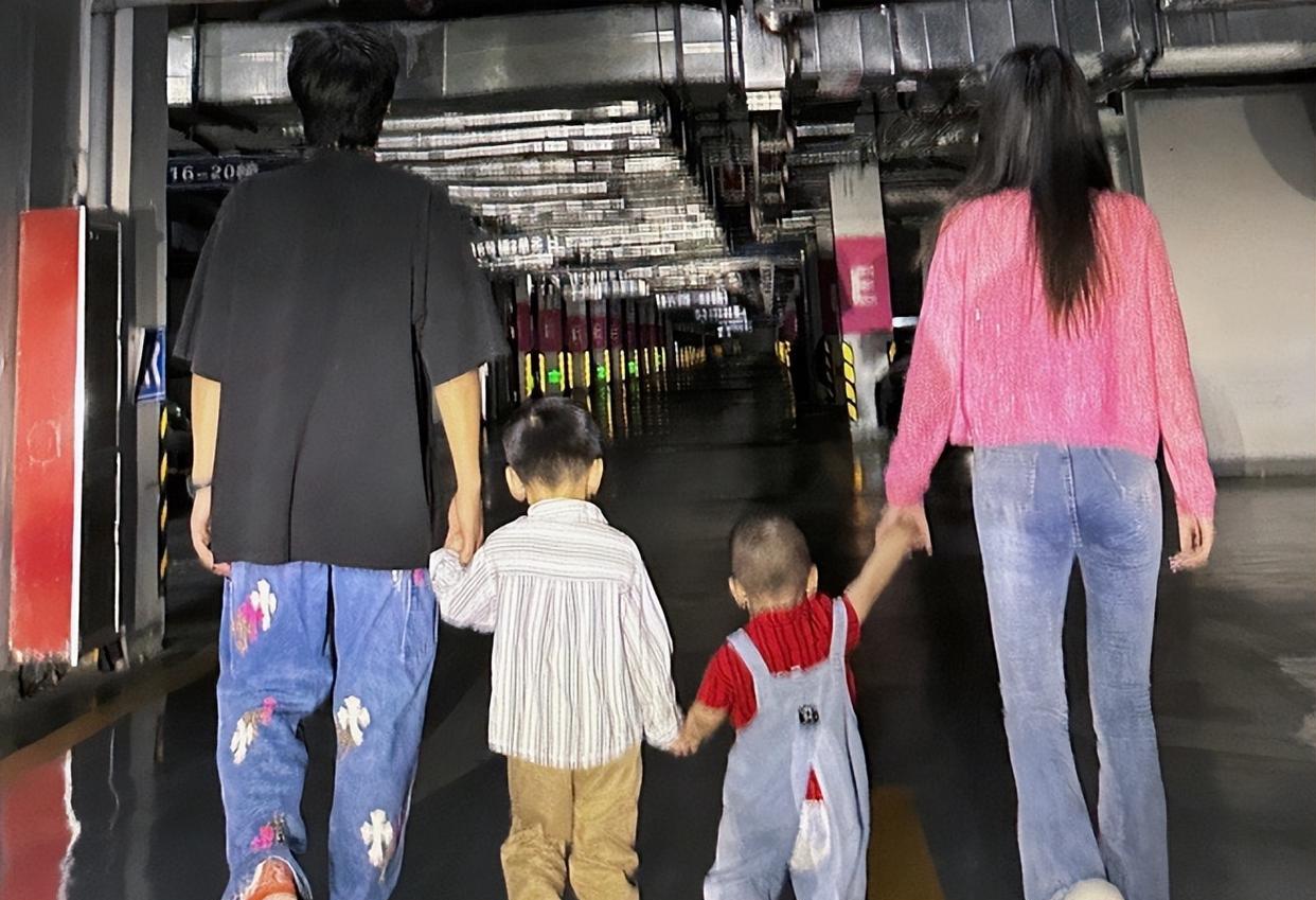 |大杨哥晒妻子搂娃照,枕头下红包成亮点,宝宝刚出生就身价上亿!