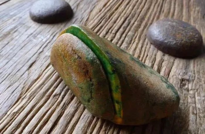 翡翠|小伙初玩翡翠赌石，一刀就切出黄夹绿翡翠，令大伙羡慕不已！