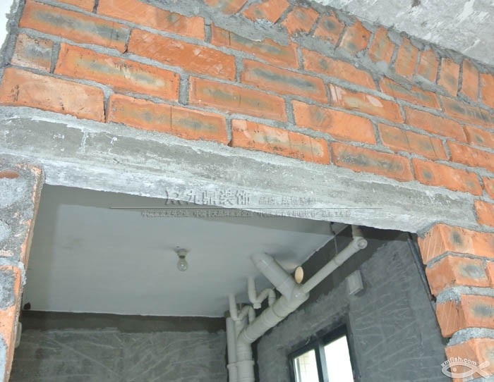 邻居家新开门洞用废木板做过梁靠谱吗?有人说用水泥板做过梁