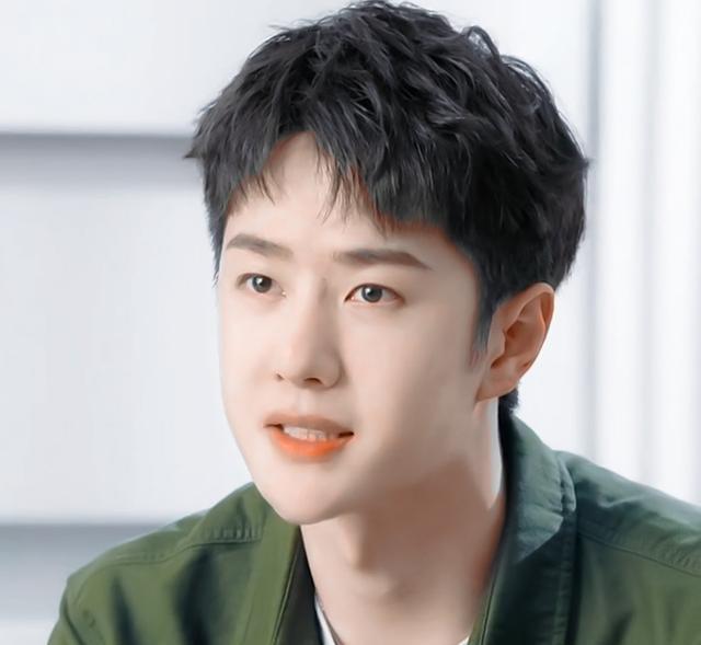 王一博|王一博全新春日造型,吸睛又帅气,网友直呼差点没认出来!