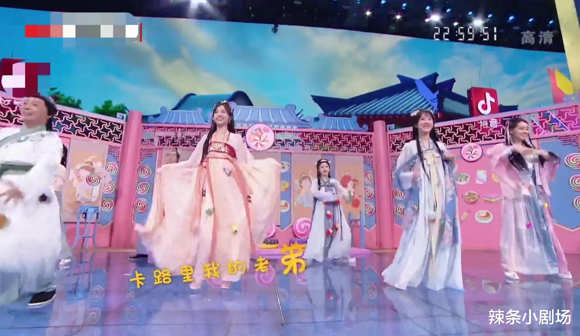 周深|6台春晚:周深连上3家卫视,关晓彤大长腿吸睛