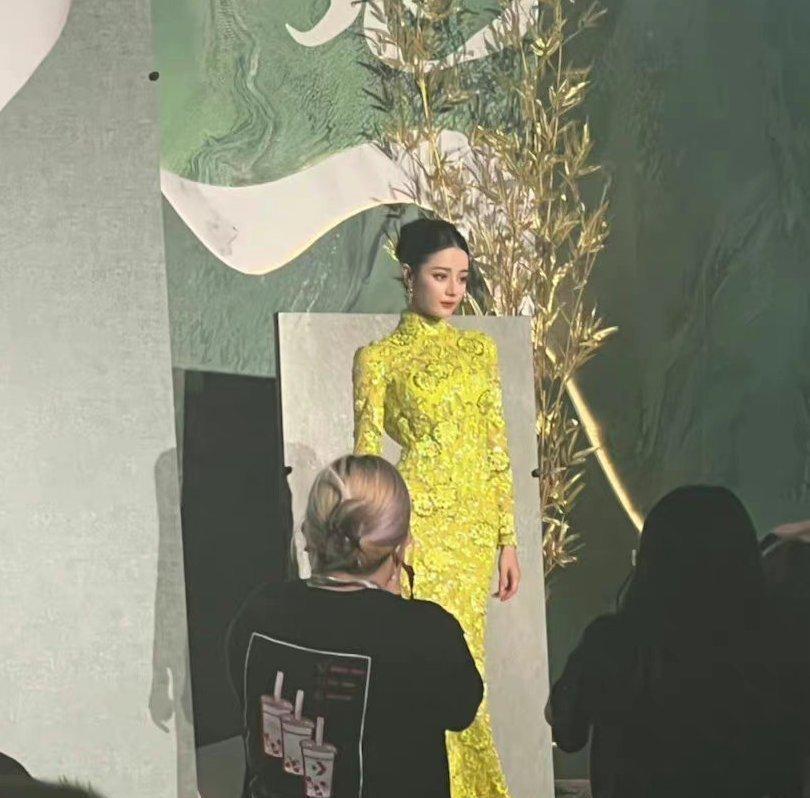 小姐姐|迪丽热巴终于穿旗袍了!无美颜无滤镜身材抢镜,露背装堪称封神