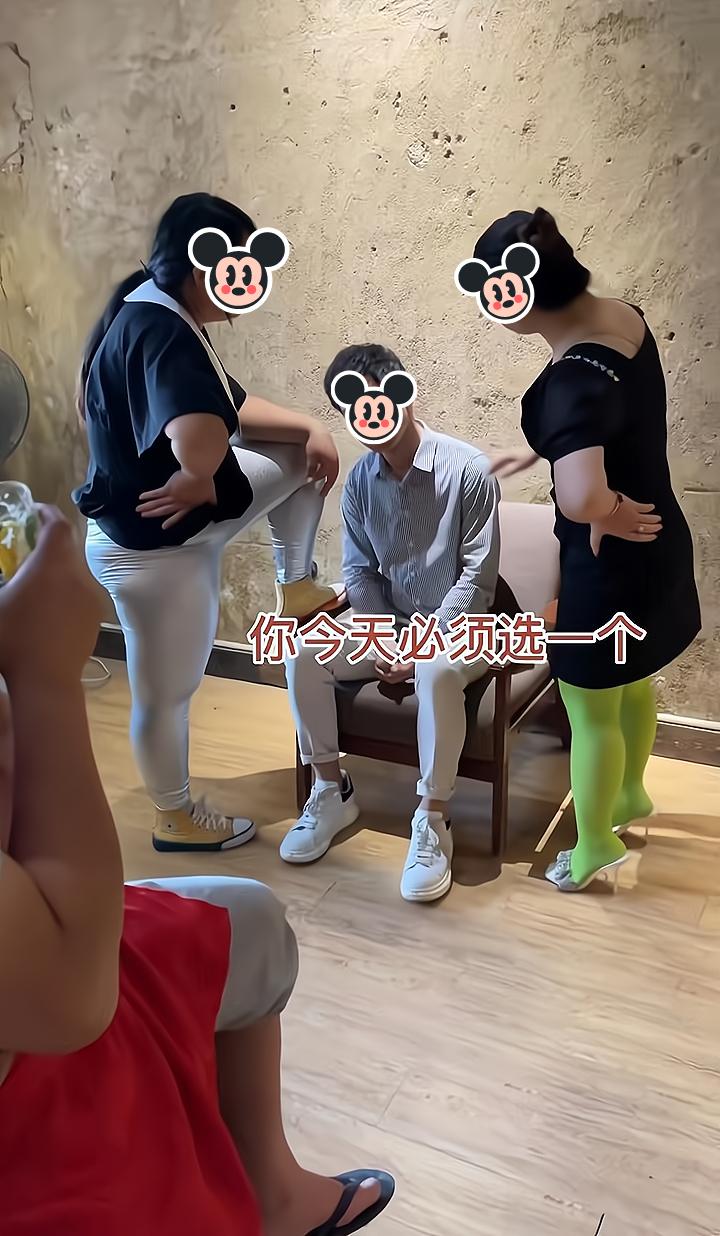 两女子喜欢上一男子,让他任娶其一,男子却看不上她们