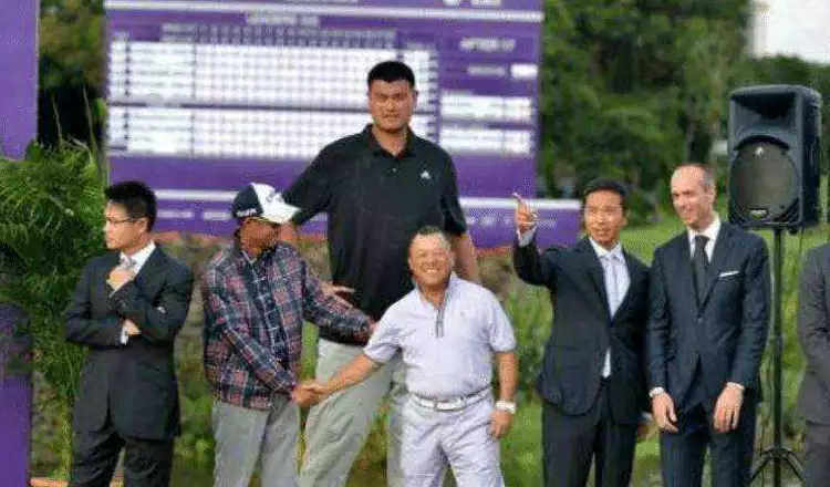 曾志伟|曾志伟在香港娱乐圈的地位如何？金像奖为他改期，百名艺人到场为他隆重祝寿