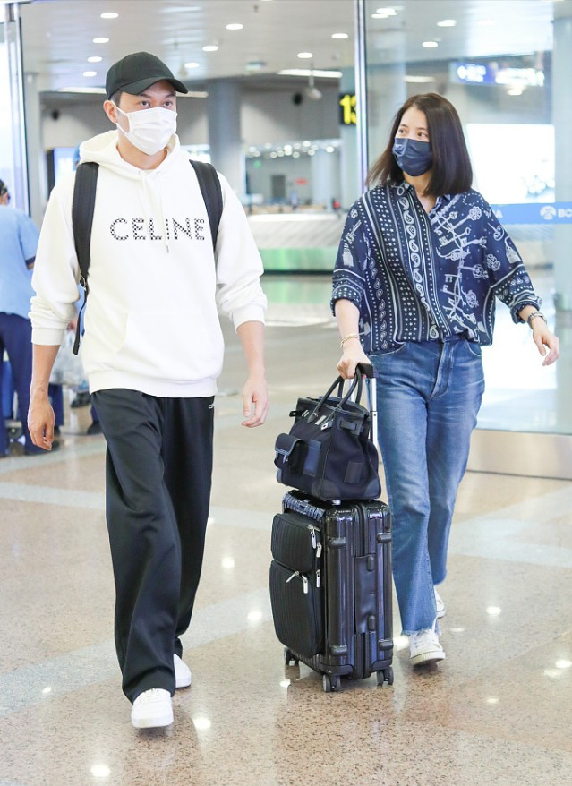 袁咏仪|袁咏仪儿子高过老公了！身材单薄但很阳光，一家三口同框太养眼