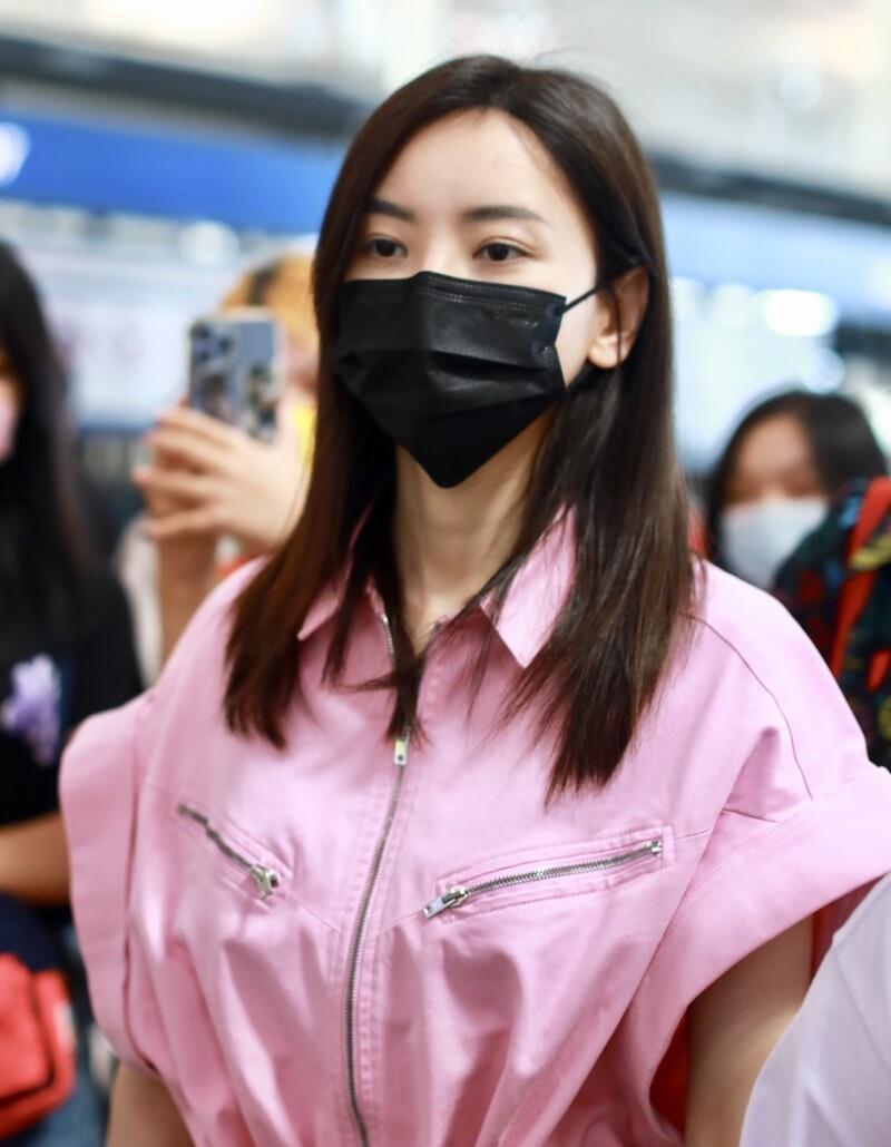 于文文|于文文穿樱花粉工装连体衣现身机场，被粉丝热情包围