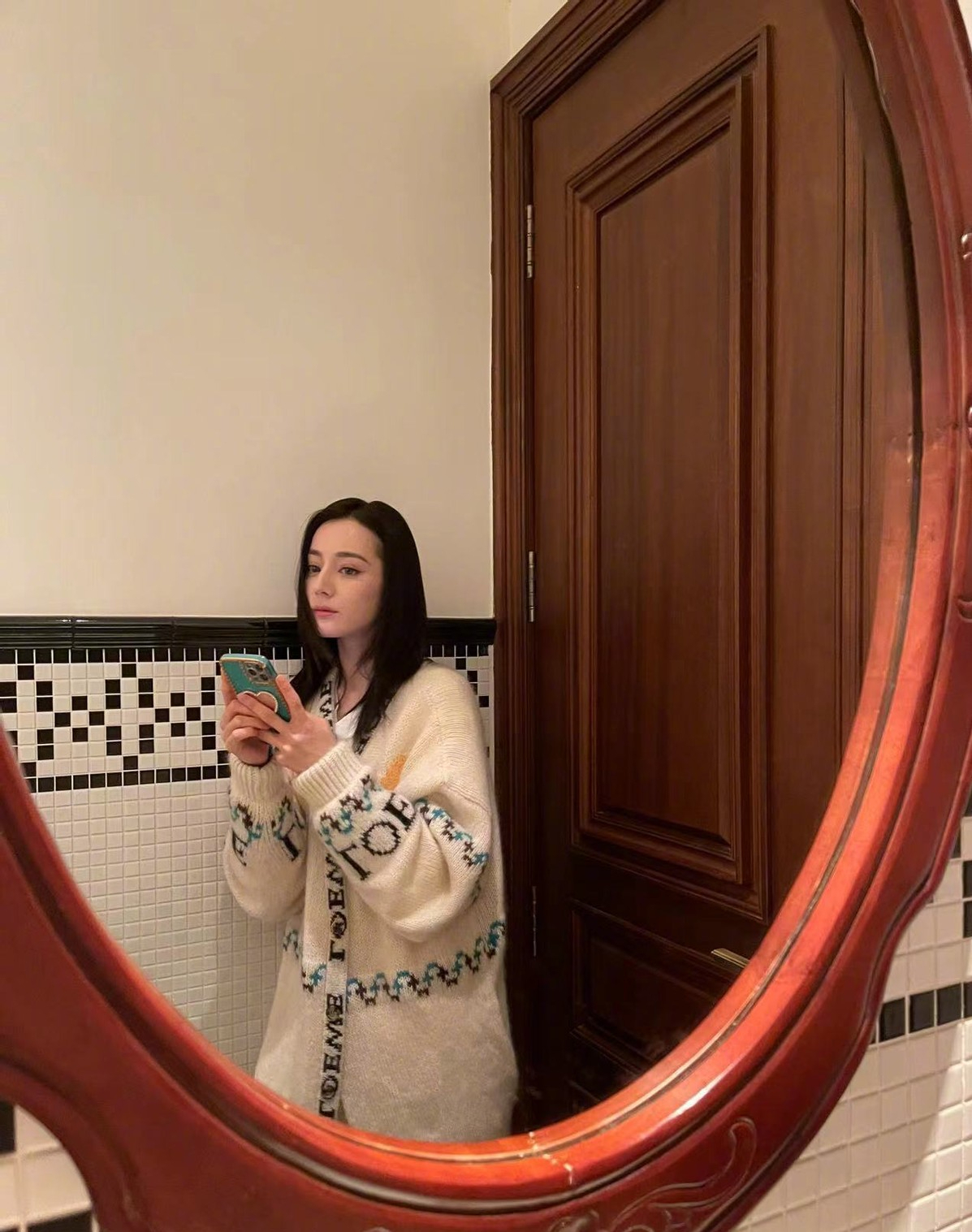 穿衣搭配 迪丽热巴剪了短发更美了，穿湖水色卫衣休闲有范，看着太甜了
