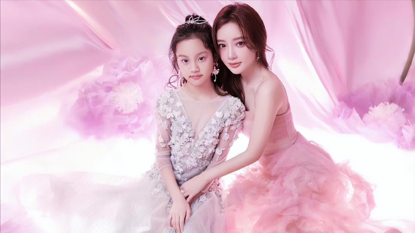 李小璐|李小璐分享动态，甜馨长得越来像李小璐了，画面非常温馨