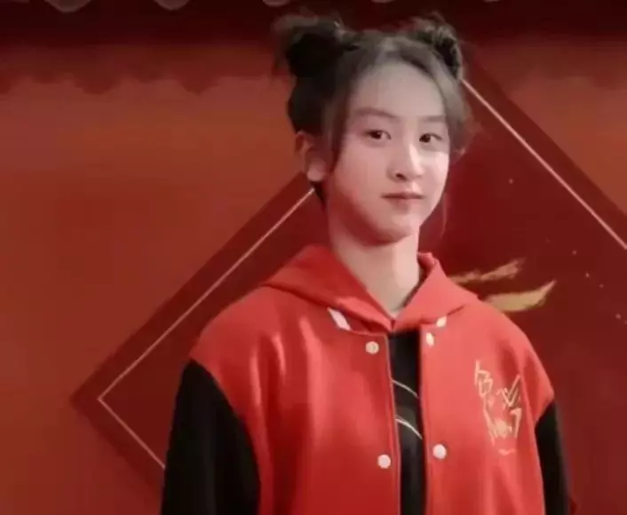 田亮|田亮女儿样貌变化太大被吐槽：鼻孔太出戏，像爸爸带着假发的感觉