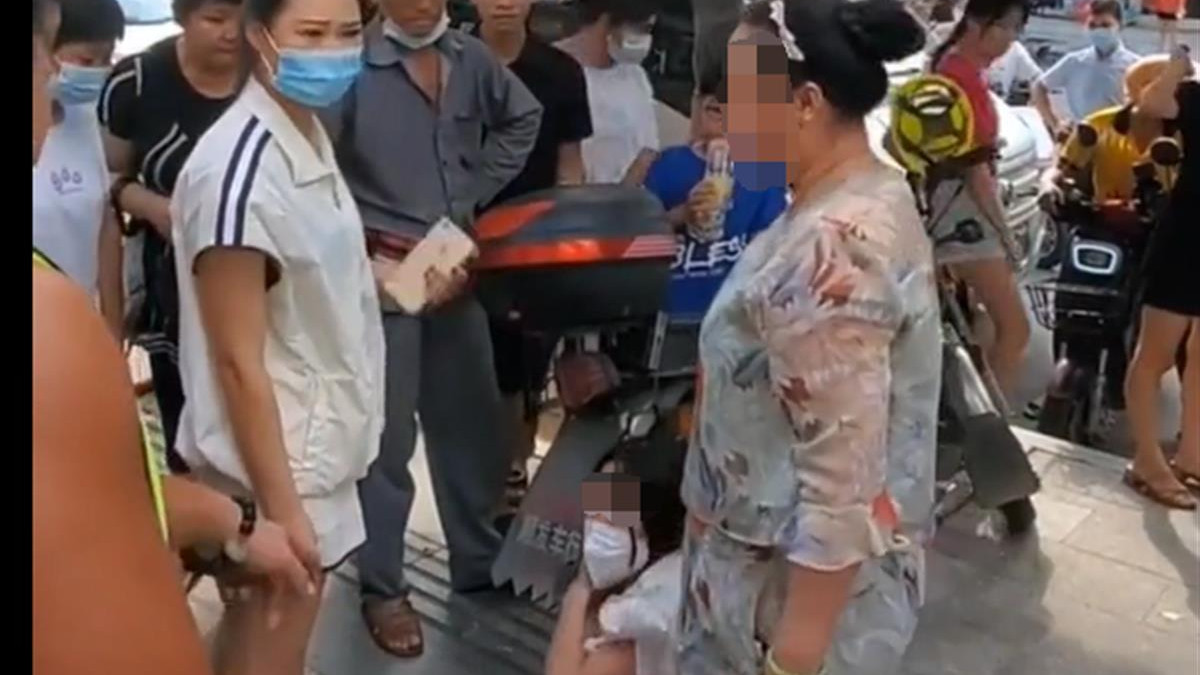 年轻女孩坐街头被人强行拉扯，还哭喊“我要回家”，广州警方介入