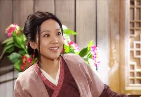 闫妮|有一次，闫妮去买房，售 楼小姐看她穿的衣服又脏又旧，想把她打发走