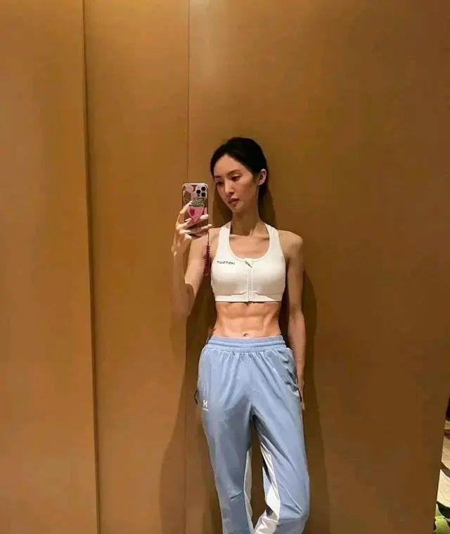 金晨|金晨“纸片芭比”身材火上热搜，二头肌抢镜，精瘦背后有多自律？