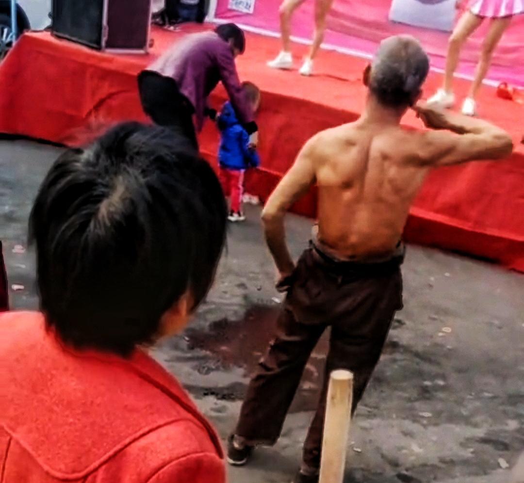 两个女孩在台上跳舞,六旬老人跟着一起摇摆,最后连衣服都脱掉了