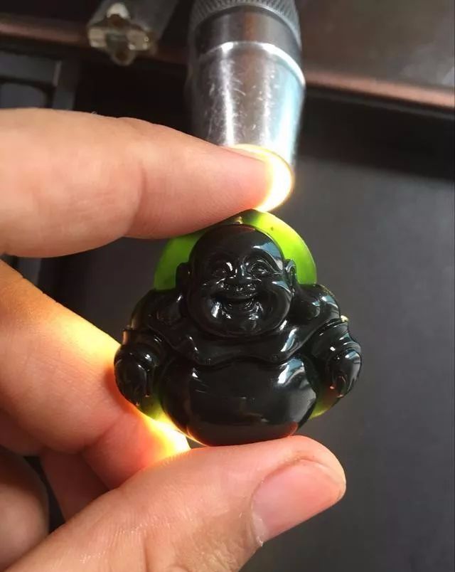 翡翠|8千元买的翡翠赌石，一刀切开价格瞬间暴涨百倍