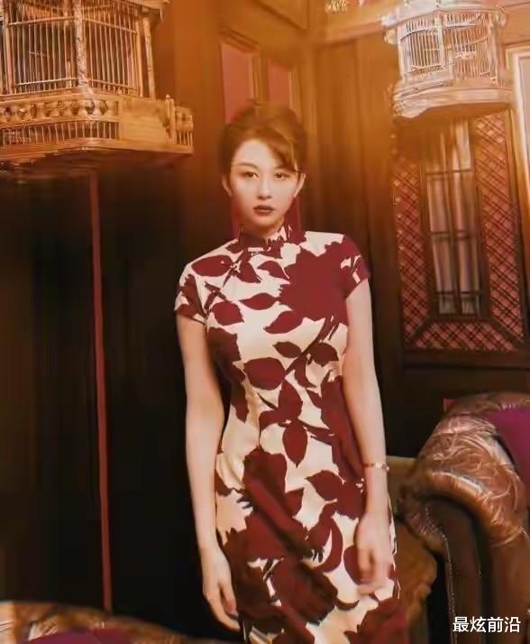 金智秀|邱淑贞女儿拍时尚大片,穿一字肩连衣裙配皮靴,颜值气质不输老妈