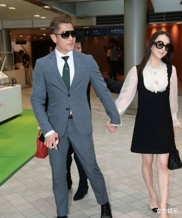 粉色|方媛晒与老公合影,郭富城全程戴墨镜,雪白牙齿很抢镜!