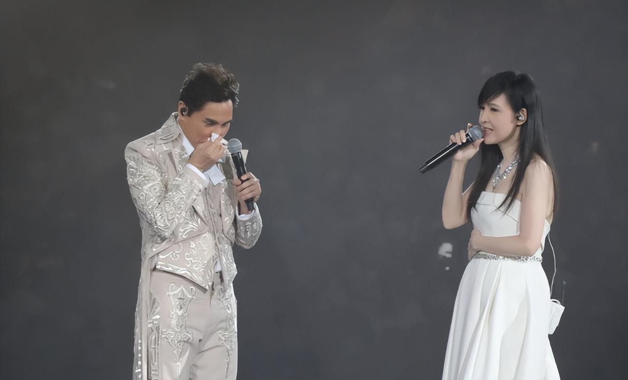 周慧敏|55岁周慧敏与男星亲密拥抱,穿抹胸裙大秀身材,白到发光仍似少女