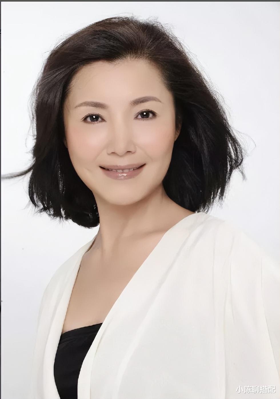 67岁姜黎黎从容老去好端庄，穿衣简约有气质，皱纹也掩盖不住美