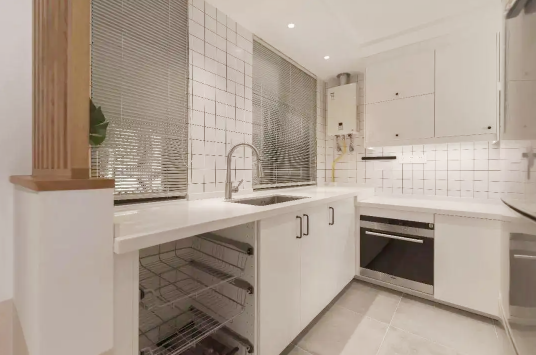 很聪明的一种橱柜做法,格外的舒心顺手,水槽下面再也不会浪费!